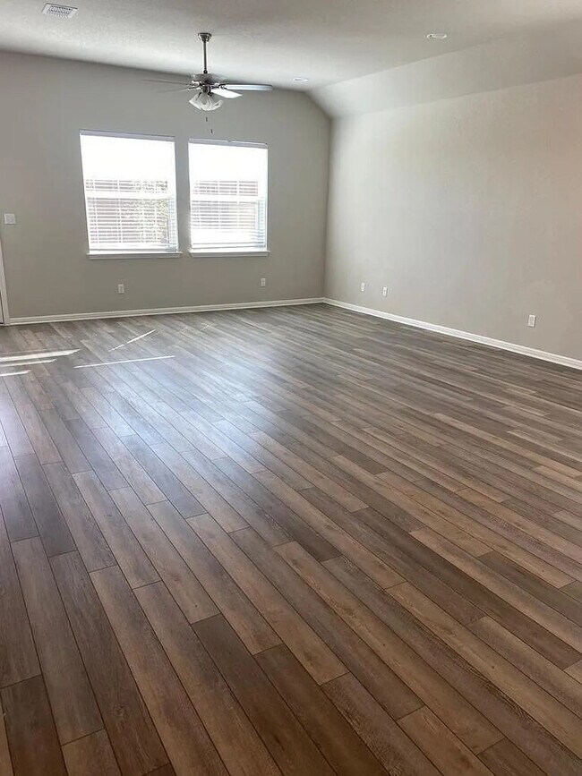 Foto del edificio - Room in Condo on College Park Dr