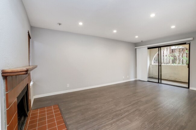 Building Photo - 2 Bed / 2.5 Bath pet friendly condo near downtown San Carlos with two parking spaces. YouTube tour!