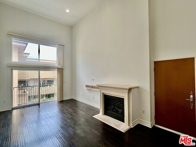 Foto del edificio - 1353 N Fuller Ave