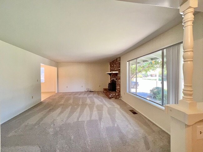 Building Photo - Two Bedroom with Bonus Room St. Helena Home