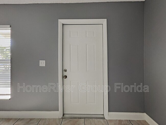 Foto del edificio - 5863 Triphammer Rd