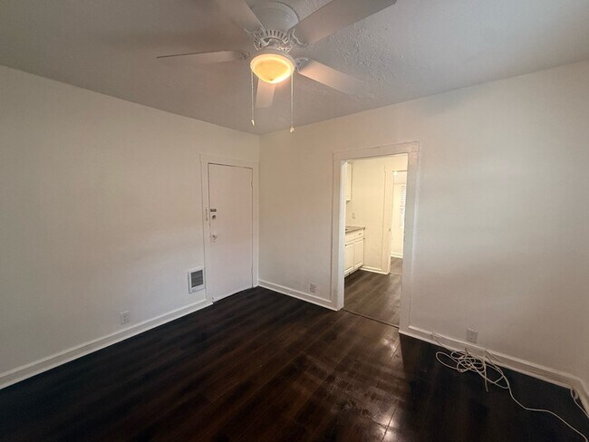 Photo - 1131 Queen St N Apartment