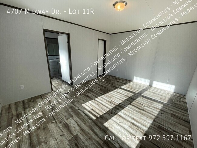 Foto del edificio - 4707 Midway Dr