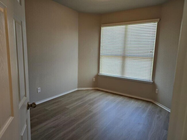 Foto del edificio - 1205 Hogg Ct