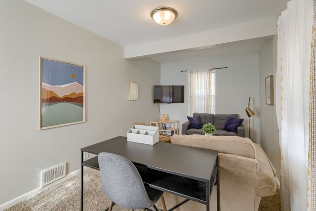 Foto del edificio - Cozy 2 Bedroom With Fenced Yard & Parking,...