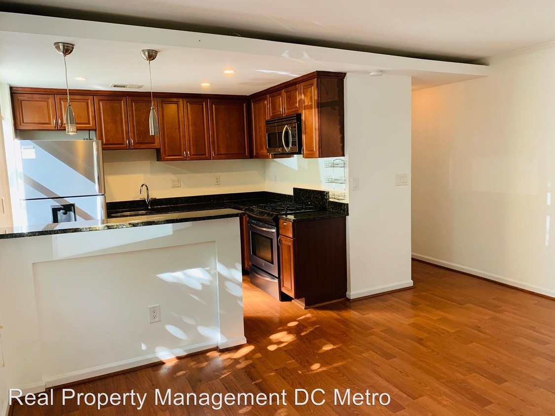 Primary Photo - 1364 Constitution Ave NE