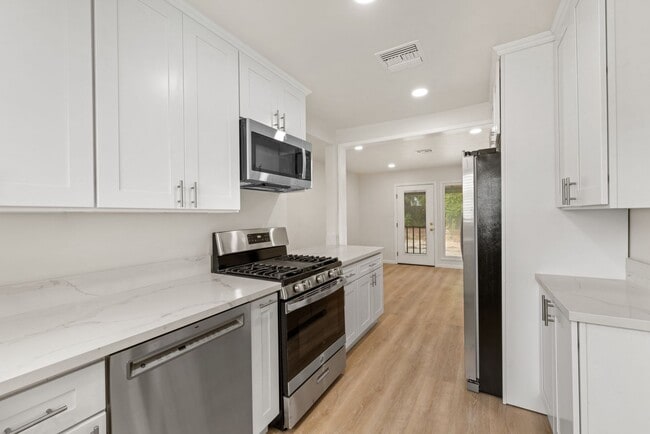 Foto del edificio - Nice 5 bedroom house on Ewing!