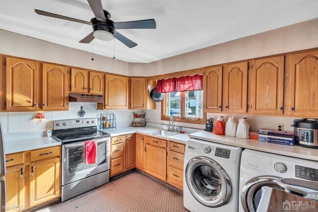 Foto del edificio - 1 br, 1 bath House - 10 Spruce Ln