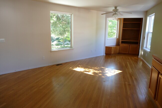 Building Photo - 4727 Sand Point Way NE