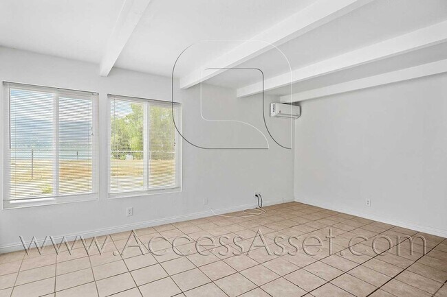 Foto del edificio - Charming Downstairs 2 Bed/1 Bath Unit With...