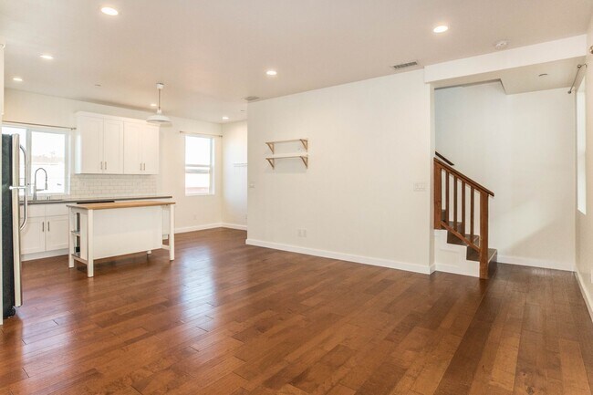 Building Photo - 6178 Aldama St