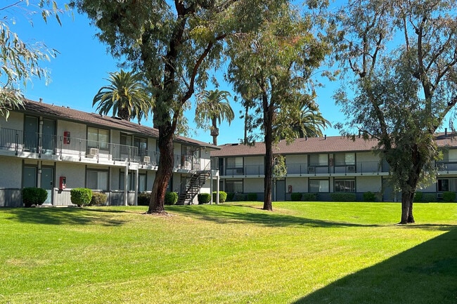Foto del edificio - San Dimas Village