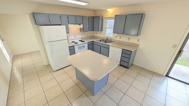 Building Photo - 1,590 Sqft Apt w/ 1 Car Garage  - 3 Bed / ...