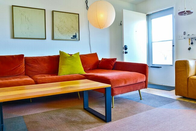Foto del edificio - 565 Madrona St