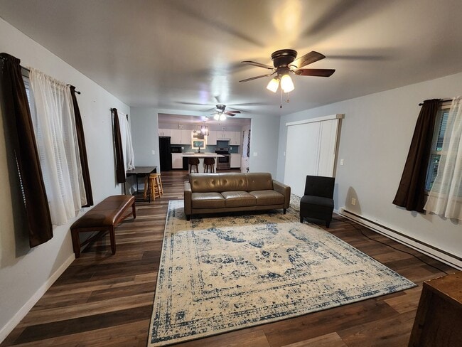 Building Photo - Updated 2 bedroom Home in Amenity Filled C...