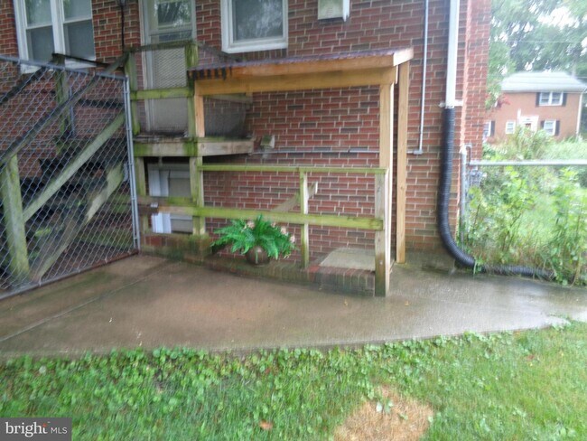 Foto del edificio - 5922 Berwyn Rd