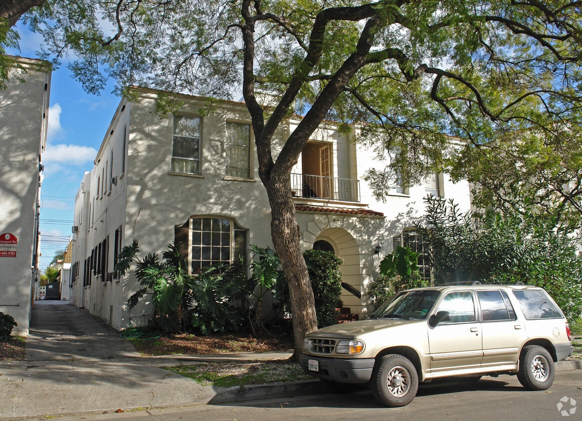 414 - 414-418 Curson Ave