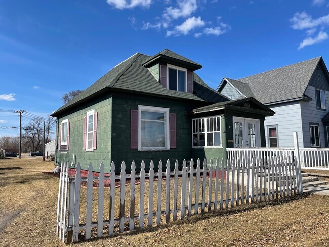 Exterior - 919 N Broadway
