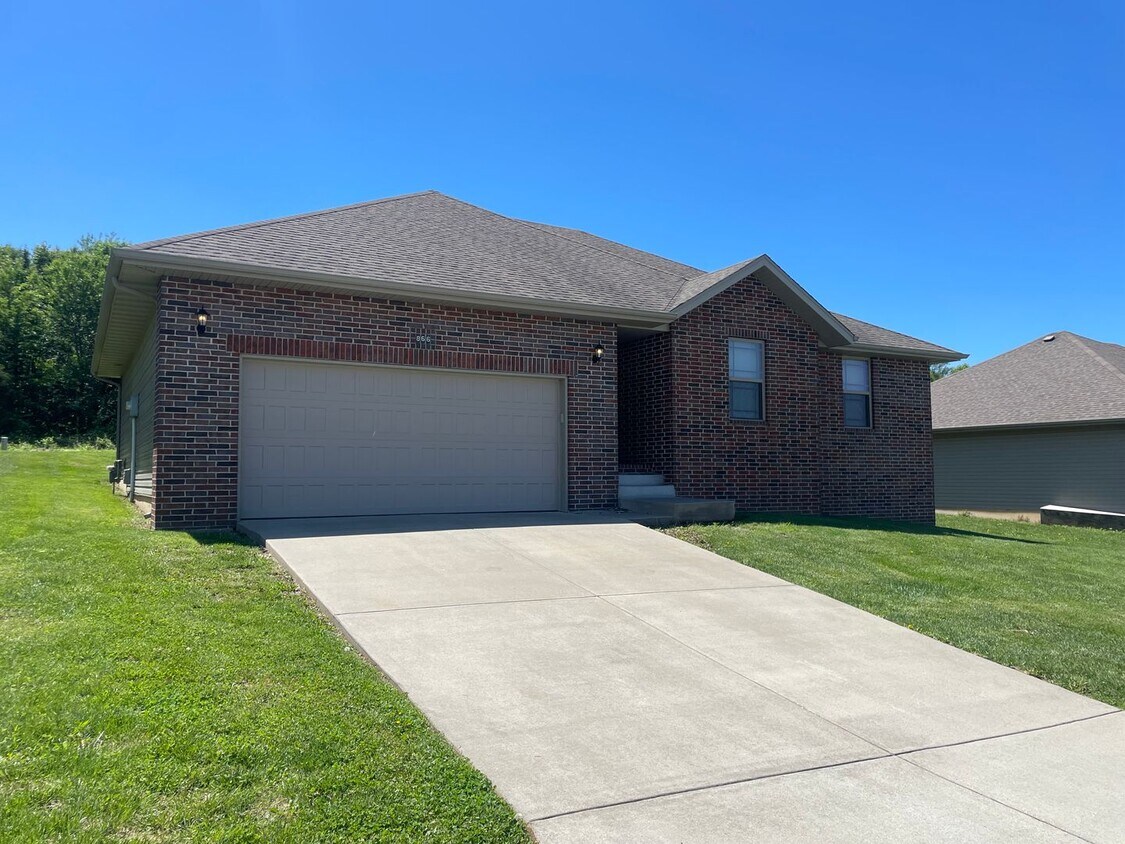 Primary Photo - 3 Bedroom in Nixa!