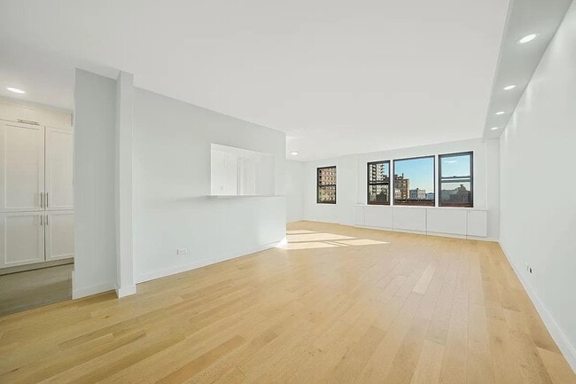 Building Photo - 460 E 79th St