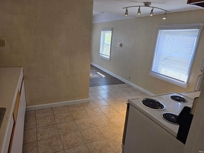 Building Photo - 2301 E 5th St