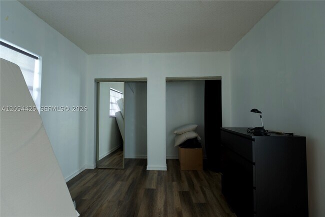 Foto del edificio - 1025 SW 12th St