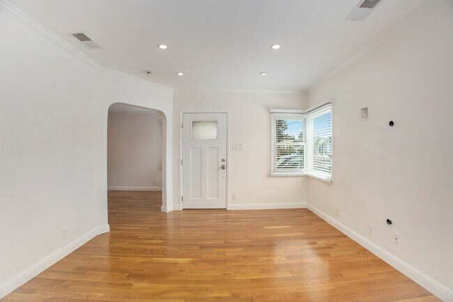 Building Photo - 1027 Eagle Ave - 2 bedroom | 1 bath | Sing...