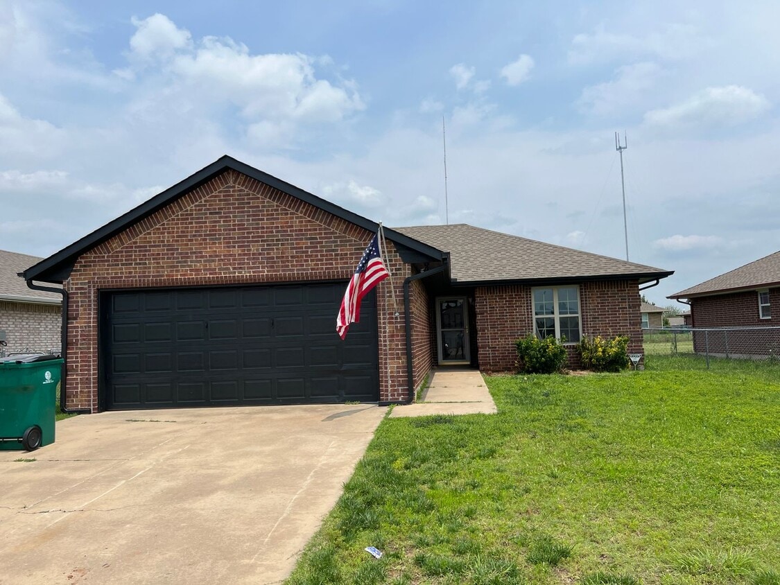 GEOTHERMAL Heat and Air! 3 Bedroom/2 Bathroom with attached 2 Car Garage - GEOTHERMAL Heat and Air! 3 Bedroom/2 Bathroom with attached 2 Car Garage