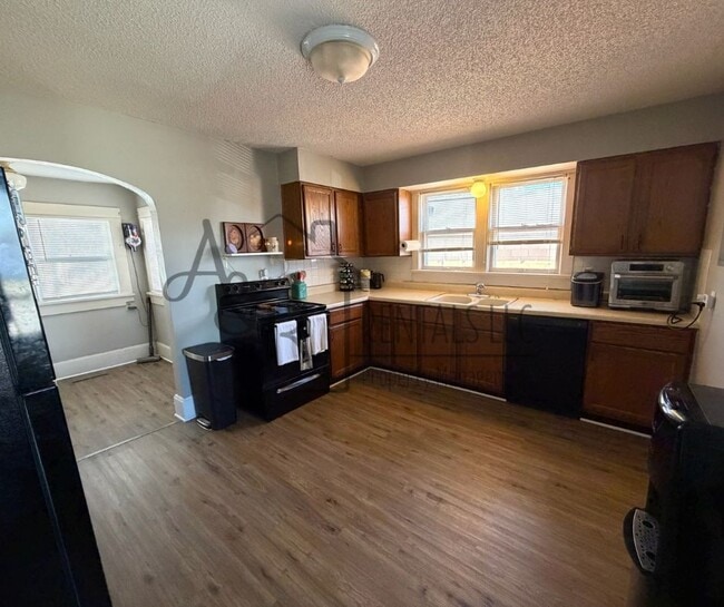 Building Photo - 311 S Elm St