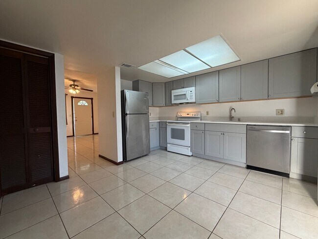 Building Photo - 2036 Las Palmas Cir