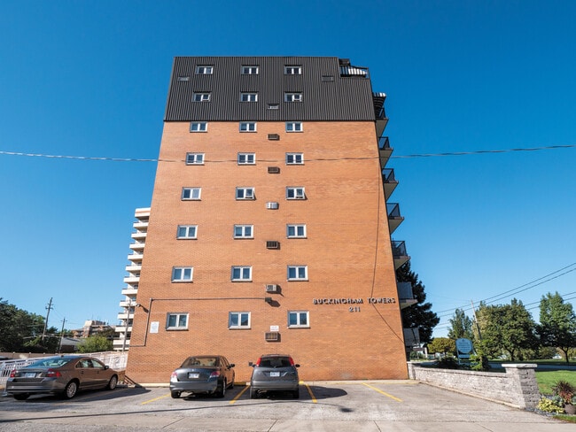 Photo du bâtiment - Buckingham Tower Apartments
