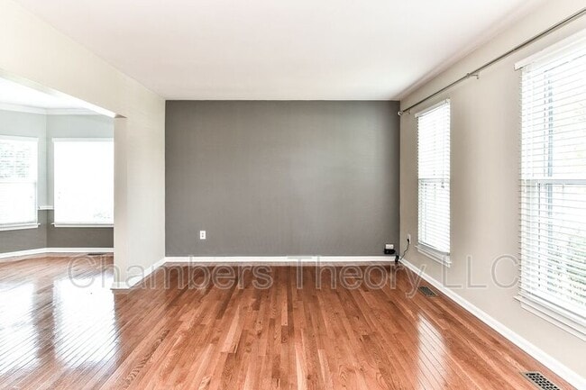Foto del edificio - 6033 Woodlake Ln