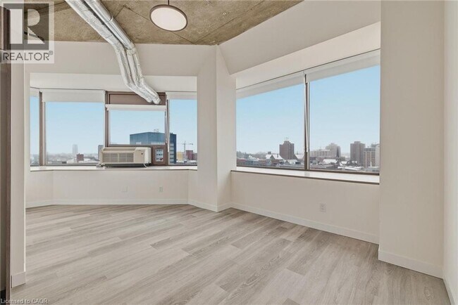 Photo du bâtiment - 30 Duke St W