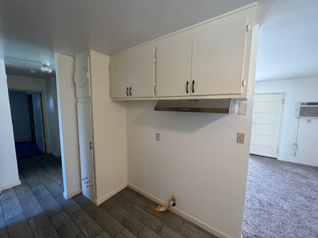 Building Photo - 3 Bedroom 1 Bath Riverside, Ca