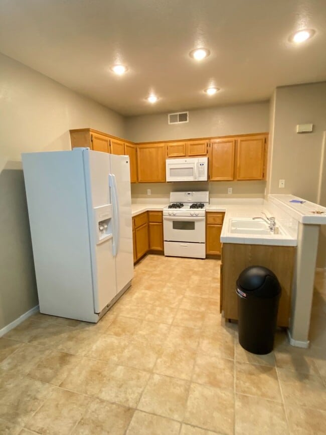 Foto del edificio - BEAUTIFUL 1BEDROOM/ 1 BATHROOM CONDO IN GREEN VALLEY!