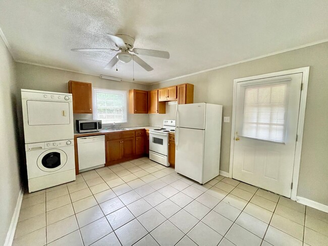 Photo - 202 W Poplar Ave Apartment