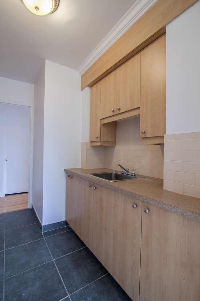 Building Photo - 6525 Côte-Saint-Luc