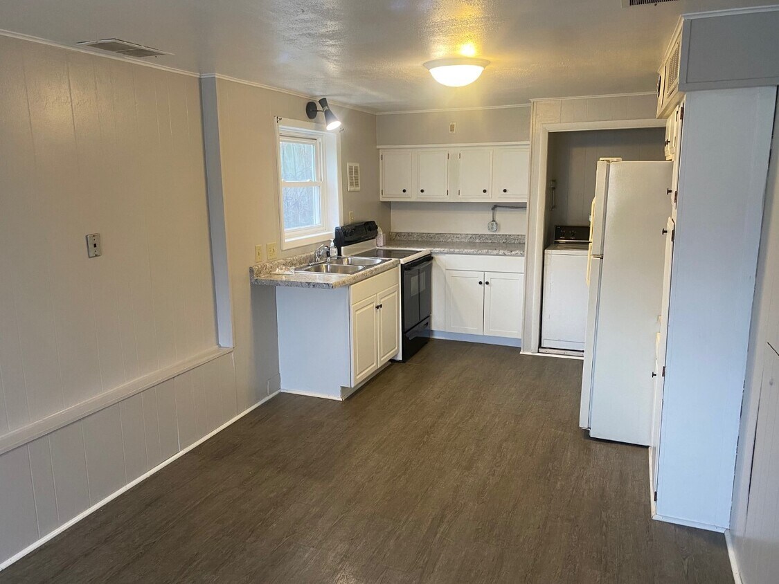 723 Maiden Ln, Muscatine, IA 52761 Townhouse for Rent in Muscatine