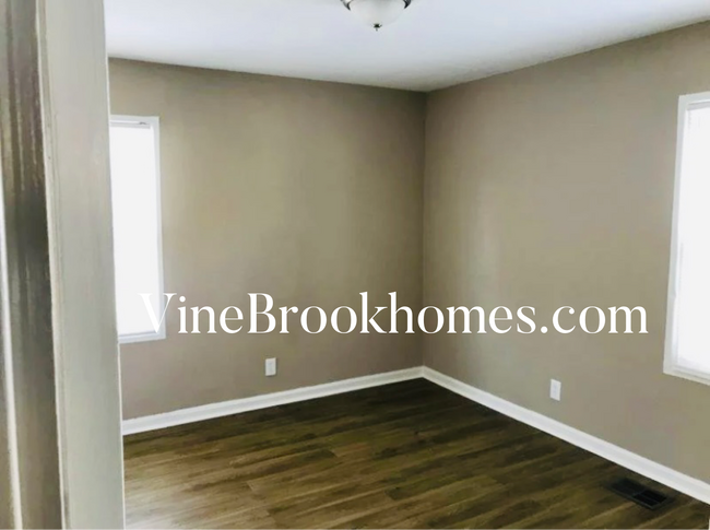 Building Photo - 4325 Beechmont Dr