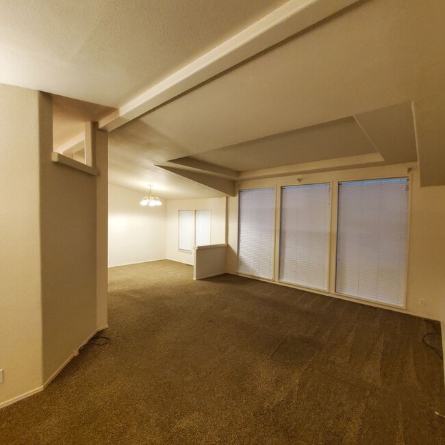 Foto del edificio - Pet Friendly 4 Bed / 2Bath Home w/ Garage