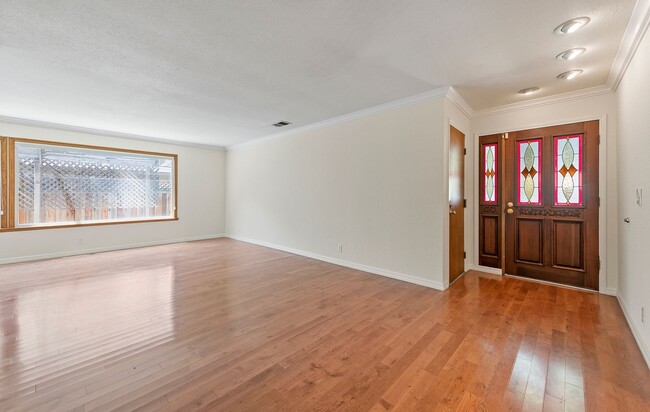 Building Photo - Spacious Home with Beautiful Views of Sout...