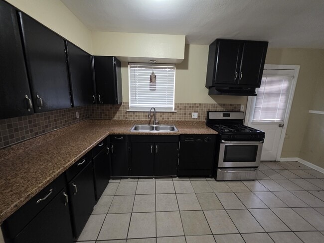 Building Photo - 2135 Richmond St