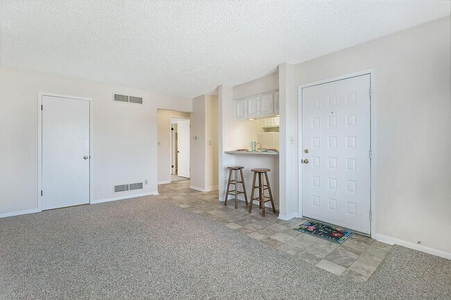 Sala de estar, vista de la cocina al área de baño/dormitorio. - 32 Coventry Ln