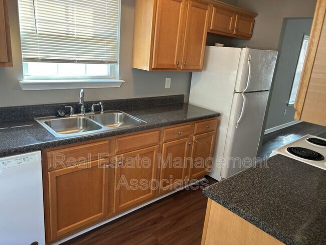 Foto del edificio - 1710 Summerwoods Ln