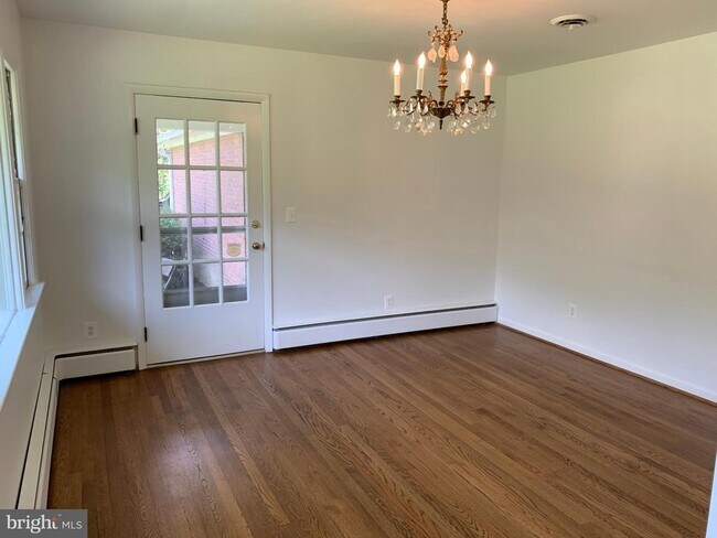 Building Photo - 9704 Overlea Dr