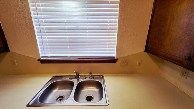Building Photo - Centrally Located/ Convenient to Major Tho...