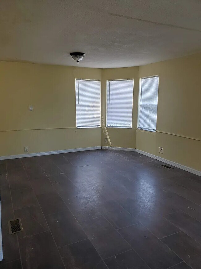 Foto del edificio - 6302 Midland St