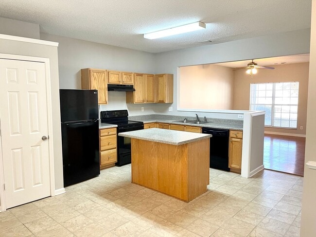 Building Photo - Welcome to this charming brick townhome in Lithonia, GA 2br/2.5 bath Townhome!