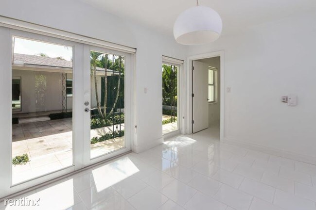 Foto del edificio - 1 br, 1.5 bath House - 3014 N Flagler Dr