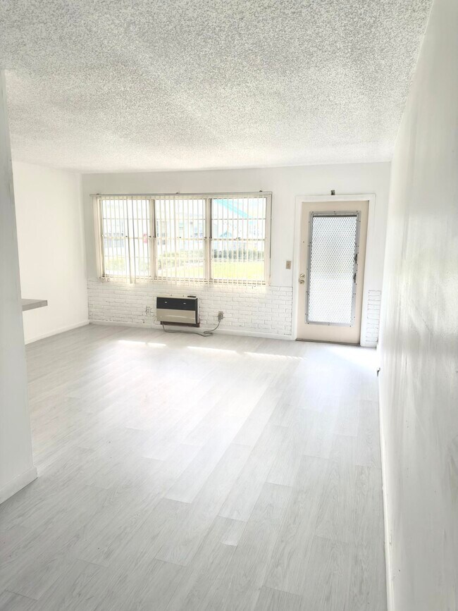 Building Photo - 319 Newport V